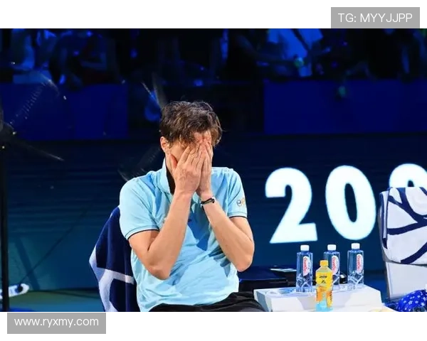 网球赛场上表弟力克表哥瓦舍罗强势夺得上海大师赛冠军荣耀时刻